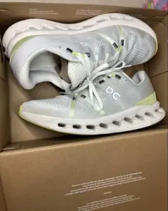 グレー スニーカー