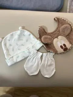 ベビー用ポンポン付き帽子とミトンセット