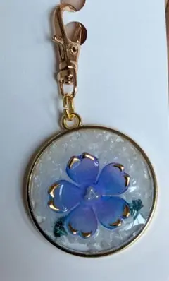 紫色の花モチーフ レジンチャームキーホルダー