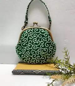 唐草模様の大きながま口財布！ カードが入る！首下げがま口！《緑色》まん丸型!!
