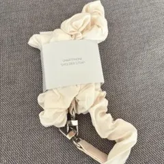 スリーコインズ　フリルスマホショルダー　フリル　ストラップ　白