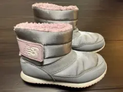 New Balance シルバーピンク キッズブーツ