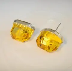スワロフスキー　ピアス　Lucent スタッドピアスイエロー