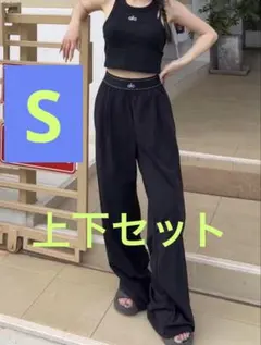 alo 黒のワイドレッグパンツとSサイズのタンクトップの上下セット
