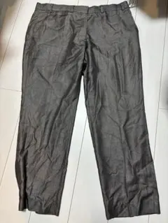 腰回りが緩めの紺ズボン