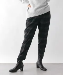 ウツクシルエットテーパードパンツ カジュアルパンツ