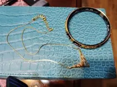 ネックレスとバングルのセット