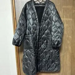 黒のナイロンキルティングロングコート