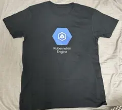 Google Kubernetes Engineロゴが特徴の黒いTシャツ。のサムネイル