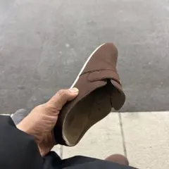 ブラウン スエード風 ローファー ストラップ付き