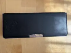 黒のエンボスロゴ付き筆箱