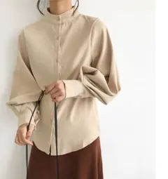 ベージュ ハイネック バルーンスリーブシャツ