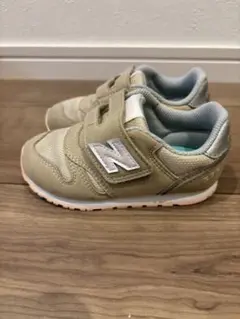 New Balance ベージュ スニーカー