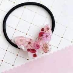 【3513】蝶型ヘアゴム 面取り全面研磨処理 淡い桃色ベースにピンク系のお花入り