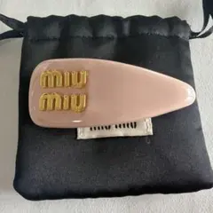 【最終価格】miumiu ミュウミュウ　ヘアピン　パテントレザー ヘアクリップのサムネイル