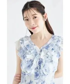 フリル付きパール装飾ウエストシャーリングフラワープリントプリーツワンピース　青