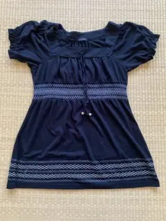 VIVERE 半袖カットソー ブラック 刺繍デザインのサムネイル
