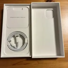 iPhone 13 ケースとUSB-C to Lightningケーブル