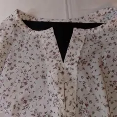 アースミュージックフリーサイズ長袖小花柄ホワイトブラウス未使用に近い美品春夏に