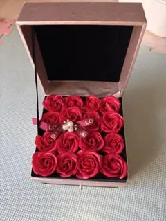 赤い造花のバラ 15本 ギフトボックス