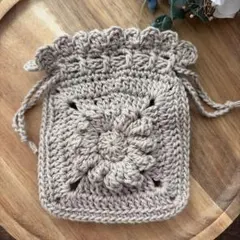 かぎ針編み ぷっくりお花の巾着ポーチ ブラウン