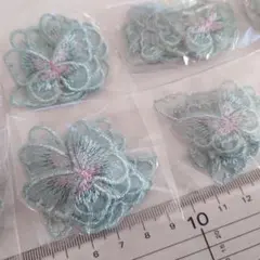 ハンドメイドパーツ　ラメ刺繍の蝶　水色　大小セット