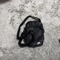 Nike 迷彩ショルダーバッグ ブラックとジョーダンバッグ