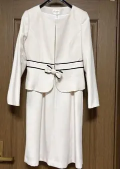 クリーム色ジャケットとワンピースセット