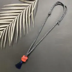 ロングネックレス　赤珊瑚　和風　紬紐　民藝調　金属フリー　紺色