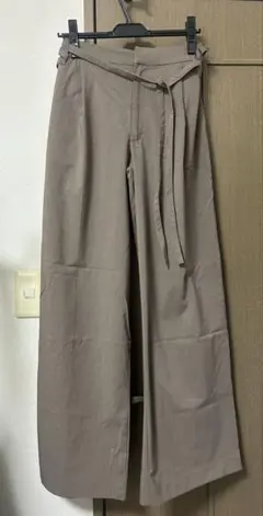 ZARA センタープレスパンツ