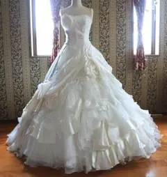 215後ろ丈が長く豪華な高級ウエディングドレス7号9号11号ロングトレーン②