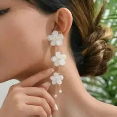 フラワーピアス ロング ホワイト 上品 大人可愛い