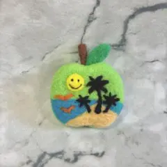 羊毛フェルト　☆リンゴ☆ ブローチ　ハンドメイド