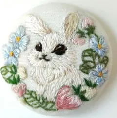 ウサギの刺繍ブローチ＊花リース　いちご＊手刺繍＊春＊くるみボタン＊ハンドメイド