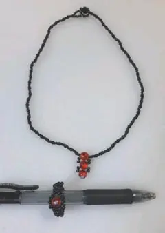 指輪&ネックレス(チョーカー)　セット　ビーズ　ハンドメイド　赤玉と黒ビーズ
