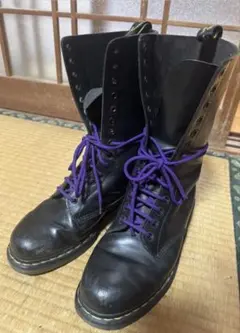 Dr. Martens 14ホールブーツ ブラック パープルシューレースのサムネイル