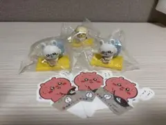 松屋×ちいかわ 鬼辛カレーフィギュアのモモガン 2 個、ラッコ1個、ピック3つ