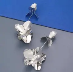 花びらピアス フラワー 立体 メタルフラワー シルバー メタリック ロングピアス