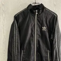 【人気アイテム】アディダスパディングジャケット　ビッグトレフォイル　刺繍ロゴ