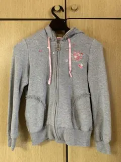 メゾピアノ　ウサギの刺繍付きグレーパーカー 140cm