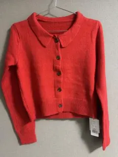 赤いボタン付きニットカーディガン