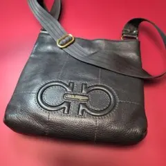 Ferragamo ブラック ショルダーバッグ　ガンチーニビックロゴ