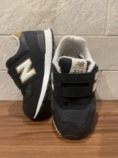 ニューバランスのキッズ/ベビーシューズ「313 V2」のブラック/ゴールド