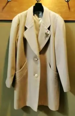 ウール素材のハーフコート(ブローチ付き）