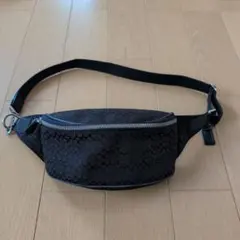 COACH ロゴ入りボディバッグ