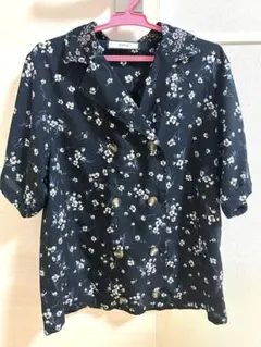 マジェスティックレゴン 花柄ダブルボタン半袖ブラウスのサムネイル