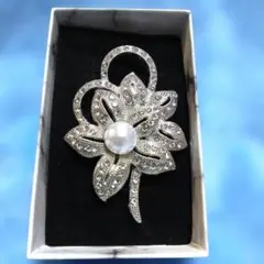 【新入荷】No.55　花デザインのブローチ(シルバー色)