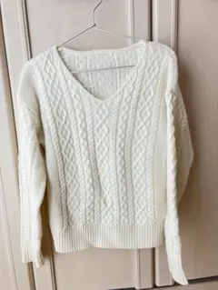 Techichi アイボリー Vネック ケーブル編み ニットセーター