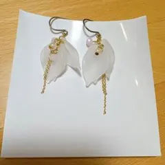 ［新品］透明感あふれる 花びらパールチャーム ピアス