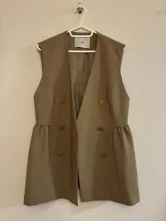 TIARA ダブルボタン ベスト